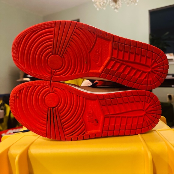 Air Jordon 1 Mids SE - Picture 6 of 8